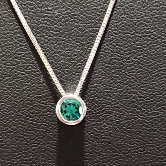 Emerald Stud Pendant with 18 inch Sterling Silver Box Chain. - Picture 2 of 2